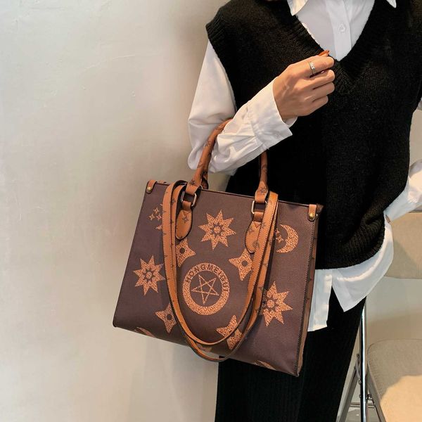large female 2022 autumn and winter net red single shoulder messenger hand large capacity printed shopping bag
large female 2022 autumn and winter net red single shoulder messenger hand large capacity printed shopping bag