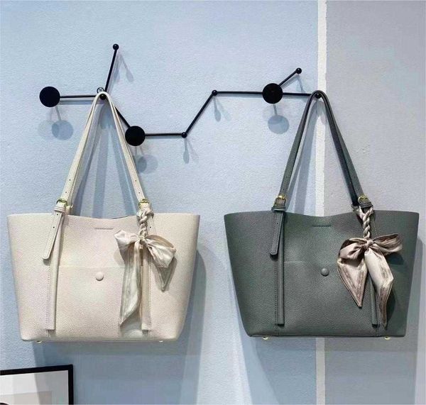handbag fashion large capacity tote mother and child casual one shoulder handheld commuter small design texture girl bag
handbag fashion large capacity tote mother and child casual one shoulder handheld commuter small design texture girl bag