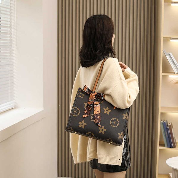 handbag girl 2022 silk scarf large capacity shoulder classic old flower underarm student's crossbody bag
handbag girl 2022 silk scarf large capacity shoulder classic old flower underarm student's crossbody bag