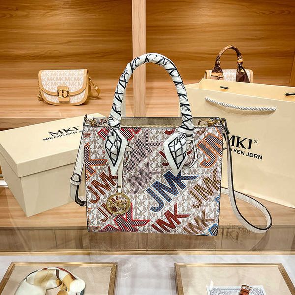 grand light luxury handbag 2022 women's printing western fashion large capacity crossbody tote bag
grand light luxury handbag 2022 women's printing western fashion large capacity crossbody tote bag