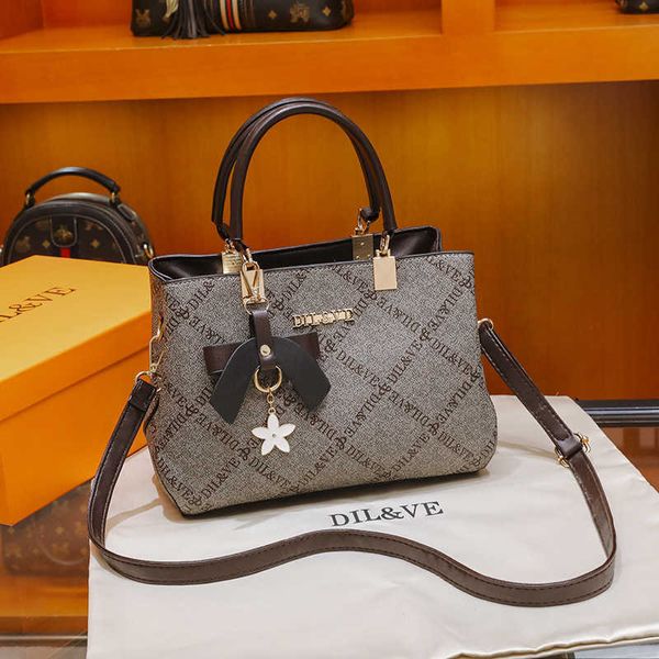 hand hong kong dil&ve2022 fashion korean single shoulder leisure messenger winter women's handbag
hand hong kong dil&ve2022 fashion korean single shoulder leisure messenger winter women's handbag