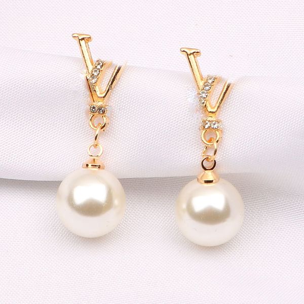simple 18k gold plated 925 silver luxury brand designers letters stud letter v classical geometric women crystal rhinestone pearl earring we, Golden;silver
simple 18k gold plated 925 silver luxury brand designers letters stud letter v classical geometric women crystal rhinestone pearl earring we, Golden;silver