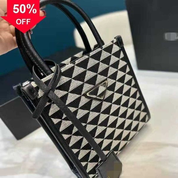 luxury designer handbag 2022 new tote bag triangle pattern printing temperament handbag popular music casual one shoulder crossbody factory
luxury designer handbag 2022 new tote bag triangle pattern printing temperament handbag popular music casual one shoulder crossbody factory
