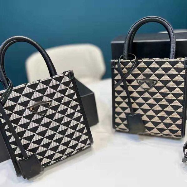 luxury designer handbag shoulder bag crossbody bags tote 23 new tote bag triangle pattern printing temperament popular casual mobile phone b
luxury designer handbag shoulder bag crossbody bags tote 23 new tote bag triangle pattern printing temperament popular casual mobile phone b
