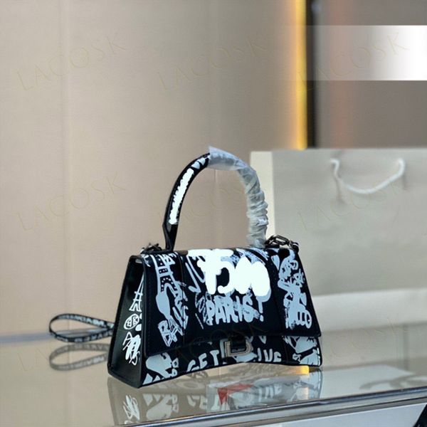 new graffiti hourglass bag for womens luxurys shoulder bags letter crossbody classic street trend ins handbags purses wallet with box
new graffiti hourglass bag for womens luxurys shoulder bags letter crossbody classic street trend ins handbags purses wallet with box