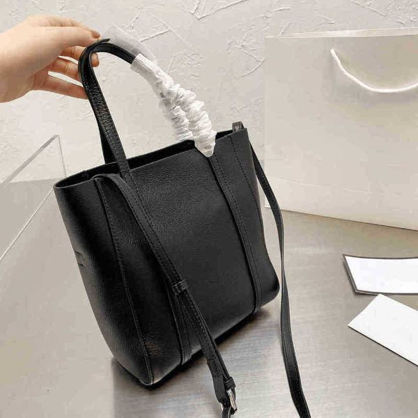 tote bags women handbag high-quality shopping classic messenger shoulder cosmetic leather designer lady wallet 211028
tote bags women handbag high-quality shopping classic messenger shoulder cosmetic leather designer lady wallet 211028