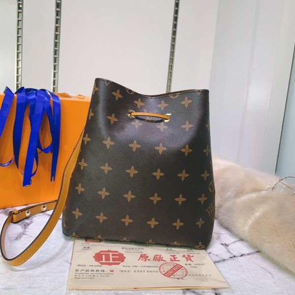 newe luxuryi designera women's shoulder bags leather old flower barrel bag famous drawstring women bags oblique span pocket large capac
newe luxuryi designera women's shoulder bags leather old flower barrel bag famous drawstring women bags oblique span pocket large capac