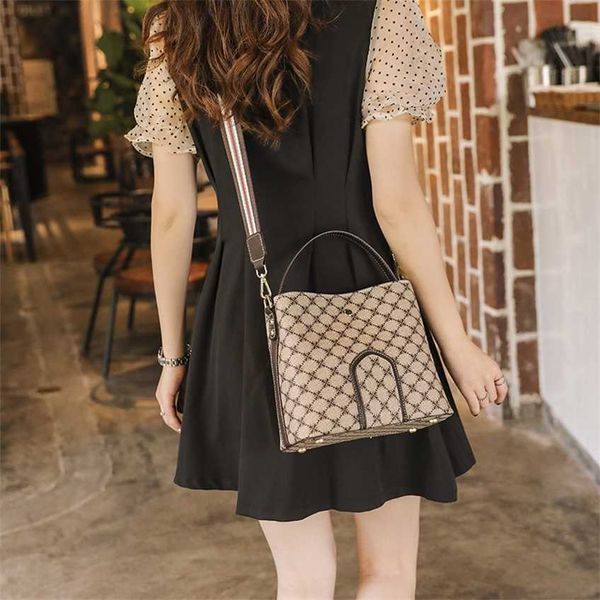 handbag women's leather new fashion versatile printed bucket sling single shoulder messenger high capacity handbag bag fashion
handbag women's leather new fashion versatile printed bucket sling single shoulder messenger high capacity handbag bag fashion