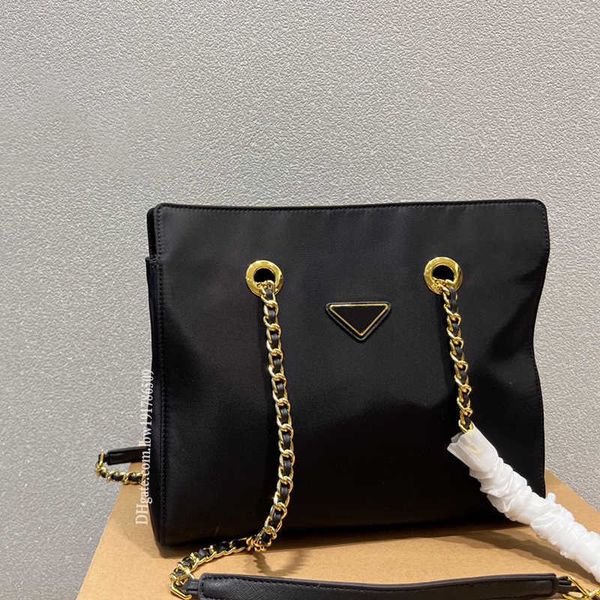 2022 fashion luxury handbags women nylon designer bags shoulder handbag parachute water proof shoulder bag large capacity metal
2022 fashion luxury handbags women nylon designer bags shoulder handbag parachute water proof shoulder bag large capacity metal