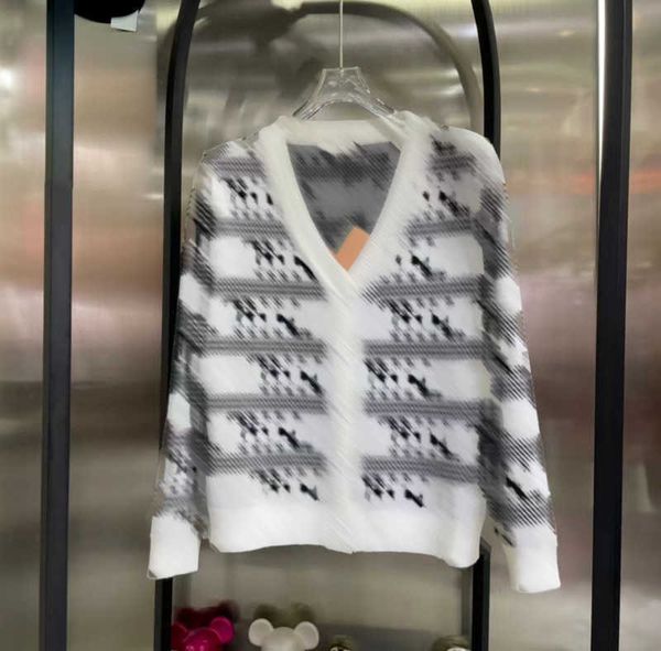 cardigans womens sweater color matching letter jacquard wavy stripe sweaters v-neck buttons open long sleeves standard fashion knitwear wome, White;black
cardigans womens sweater color matching letter jacquard wavy stripe sweaters v-neck buttons open long sleeves standard fashion knitwear wome, White;black