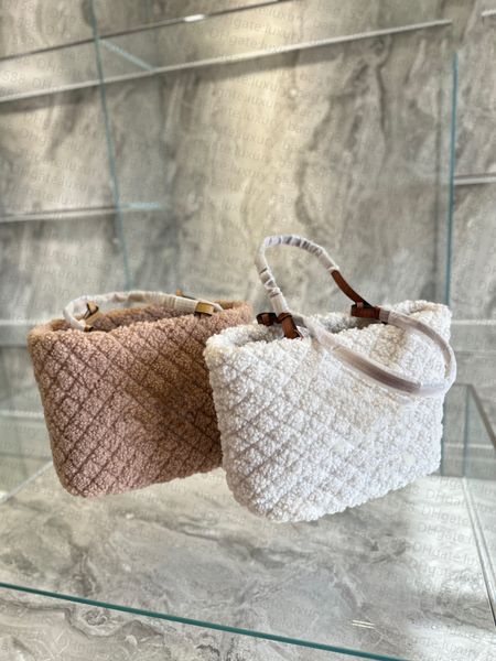 fashion handbag women bag tote lamb plush large volume metal logo design commuter luxury designer crossbody bag
fashion handbag women bag tote lamb plush large volume metal logo design commuter luxury designer crossbody bag