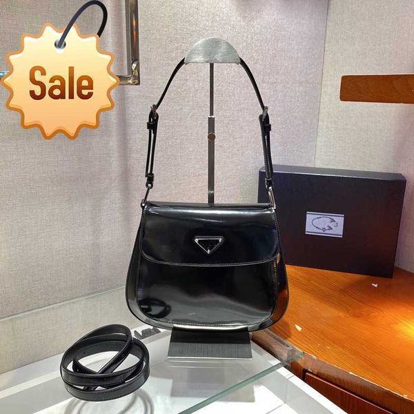 luxury designer shoulder bag 2023 new triangle women's classic mini leather magnetic buckle flip shoulder crossbody bag factory direct 
luxury designer shoulder bag 2023 new triangle women's classic mini leather magnetic buckle flip shoulder crossbody bag factory direct