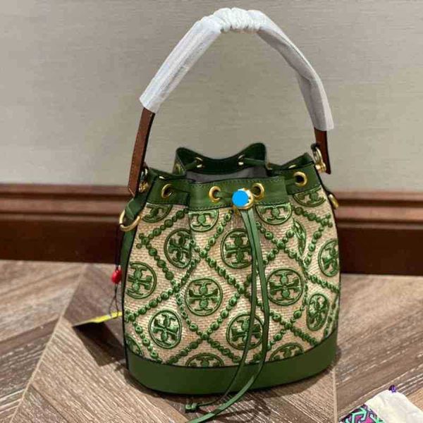 2021 summer and autumn new messenger bag french high-capacity korean high-grade suction bucket embroidered women's waist drop leg
2021 summer and autumn new messenger bag french high-capacity korean high-grade suction bucket embroidered women's waist drop leg