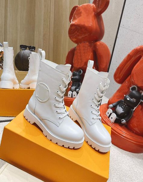 casual shoes 2022 territory boots luxury designer women leather flat ankle boot fashionable and comfortable size 35-40, Black
casual shoes 2022 territory boots luxury designer women leather flat ankle boot fashionable and comfortable size 35-40, Black
