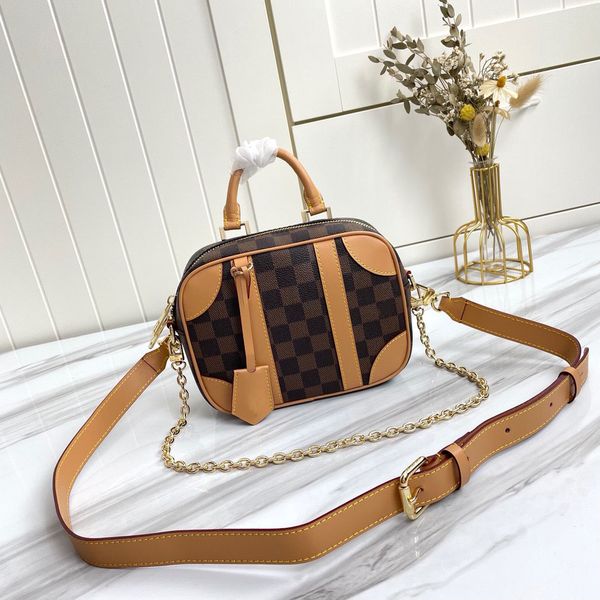 new designer handbags luxury bags classic coffee grid with metal chain leather shoulder strap retro messenger shoulder bag
new designer handbags luxury bags classic coffee grid with metal chain leather shoulder strap retro messenger shoulder bag