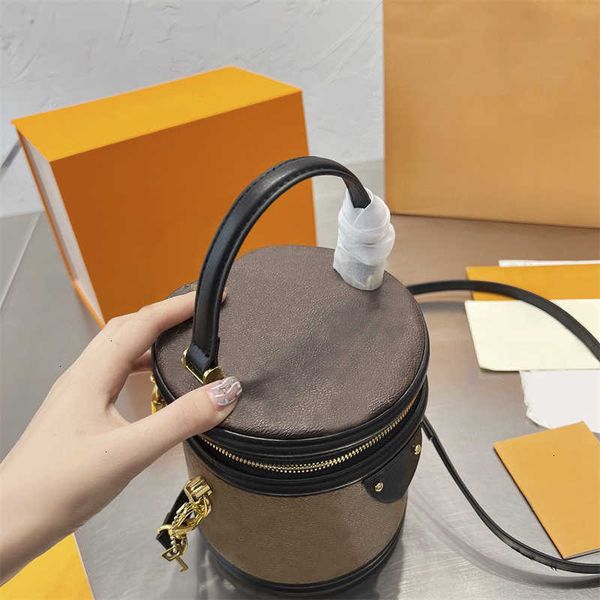 designer bag shoulders lady women classic fashion leather zipper luxurys bags cylinder cases toiletry kits tote crossbody
designer bag shoulders lady women classic fashion leather zipper luxurys bags cylinder cases toiletry kits tote crossbody