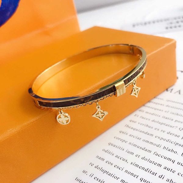 2022 love bracelet luxury jewelry bangle feminine leather 2022 designer bracelets with gold heart brand on a high end elegant fashion no box, Black
2022 love bracelet luxury jewelry bangle feminine leather 2022 designer bracelets with gold heart brand on a high end elegant fashion no box, Black
