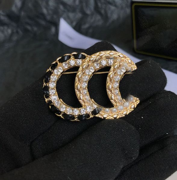 23ss Luxury Brand Letter Designer Pins Brooches for Women Men Leather Fashion Crystal Pearl Copper Brooch Gold Plate Pin Jewelry Party
23ss Luxury Brand Letter Designer Pins Brooches for Women Men Leather Fashion Crystal Pearl Copper Brooch Gold Plate Pin Jewelry Party
