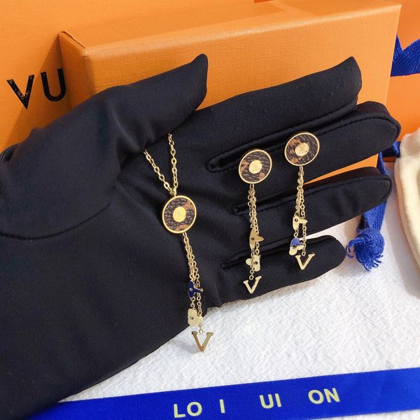 classic fashion brand necklace luxury women's style pendant necklace premium jewelry accessories travel wear designer long chain 18k go, Silver
classic fashion brand necklace luxury women's style pendant necklace premium jewelry accessories travel wear designer long chain 18k go, Silver