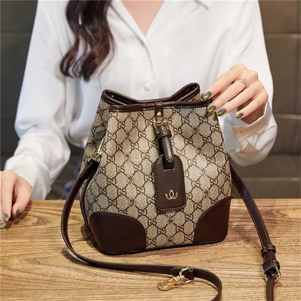 contrast color new fashion versatile large capacity mobile phone portable bucket bag women's messenger sling single shoulder designer h
contrast color new fashion versatile large capacity mobile phone portable bucket bag women's messenger sling single shoulder designer h