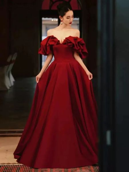 burgundy satin evening dress strapless ruffles neckline lace-up back long prom gowns, Black;red
burgundy satin evening dress strapless ruffles neckline lace-up back long prom gowns, Black;red