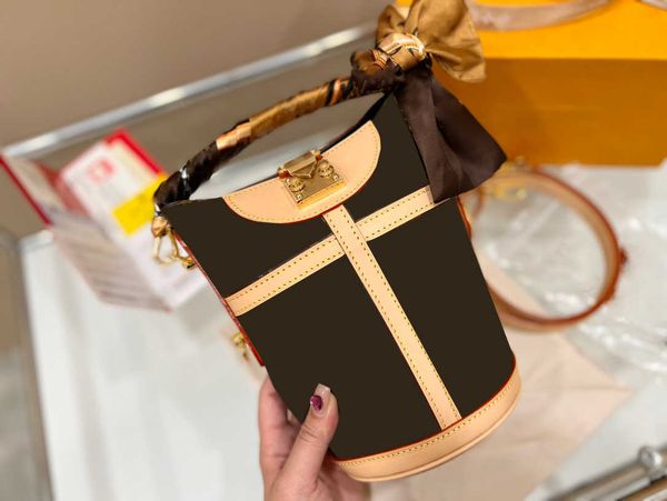 designer embossed letter bags lady l wallet letters pattern luxurys designers bags silk scarf cowhide leather women crossbody bag shoulder h
designer embossed letter bags lady l wallet letters pattern luxurys designers bags silk scarf cowhide leather women crossbody bag shoulder h