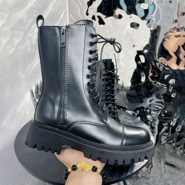 2023 luxury designer boots paris smooth calfskin tractor 20mm lace-up boot women shoes matte shiny skin winter fashion womens booties outdoo, Black
2023 luxury designer boots paris smooth calfskin tractor 20mm lace-up boot women shoes matte shiny skin winter fashion womens booties outdoo, Black