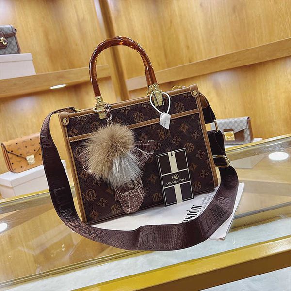 factory clearance direct sales counter 2023 spring new fashion female white-collar single shoulder messenger bag printed texture portable to
factory clearance direct sales counter 2023 spring new fashion female white-collar single shoulder messenger bag printed texture portable to