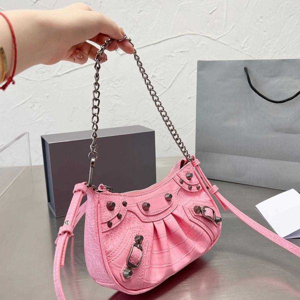 cosmetic bags cases paris design women handbags purses locomotive shoulder bags crossbody chain and leather strap crocodile with quality
cosmetic bags cases paris design women handbags purses locomotive shoulder bags crossbody chain and leather strap crocodile with quality