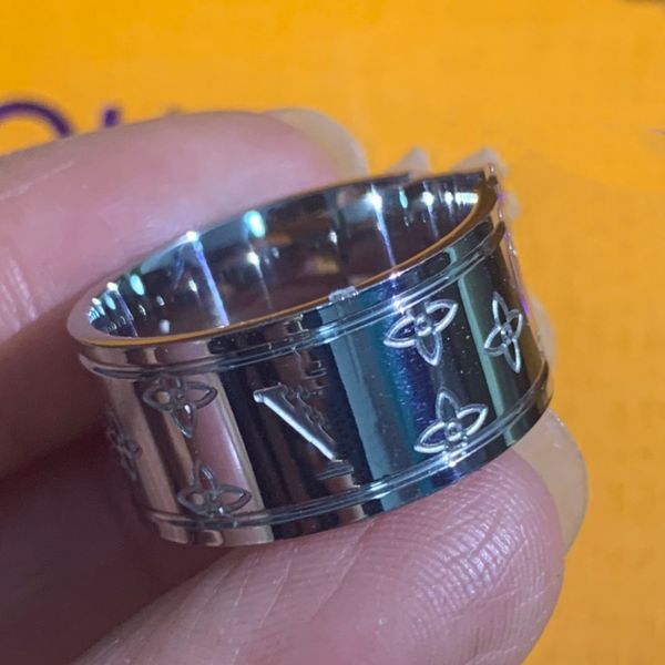 luxury 23ss designer band rings women men couples love letter stainless steel ring 18k gold plated metal wedding jewelry lady accessories si, Silver
luxury 23ss designer band rings women men couples love letter stainless steel ring 18k gold plated metal wedding jewelry lady accessories si, Silver