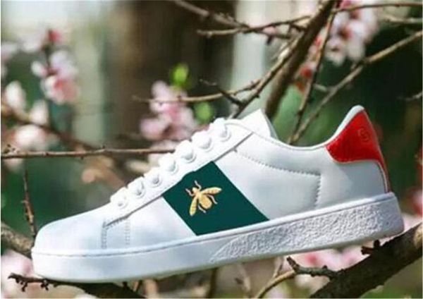 2023 designers bee embroidery white shoes men women breathable sports shoes trainers fashion wild couple casual sneakers
2023 designers bee embroidery white shoes men women breathable sports shoes trainers fashion wild couple casual sneakers