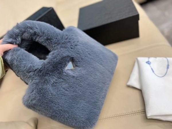 cc version package triangle pattern lamb wool bags qiu dong bag match feel super recommend original metal with thes western tote bags design
cc version package triangle pattern lamb wool bags qiu dong bag match feel super recommend original metal with thes western tote bags design