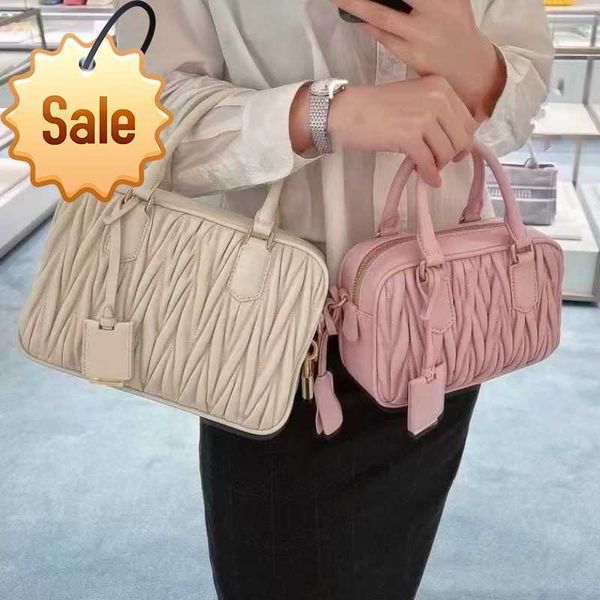 women's luxury miu designer shoulder bag tote new miu fashion boutique girl heart diamond chain single shoulders cross body bag factory
women's luxury miu designer shoulder bag tote new miu fashion boutique girl heart diamond chain single shoulders cross body bag factory