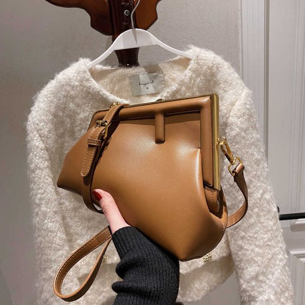 designer first bags fend handbag cloud women's autumn and winter new fashion color versatile single shoulder messenger
designer first bags fend handbag cloud women's autumn and winter new fashion color versatile single shoulder messenger