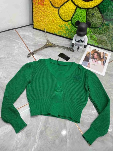 brand women's knits designer design autumn/winter 22 v-neck pit stripe knitted cardigan chest brooch single breasted slim versatile top, White
brand women's knits designer design autumn/winter 22 v-neck pit stripe knitted cardigan chest brooch single breasted slim versatile top, White
