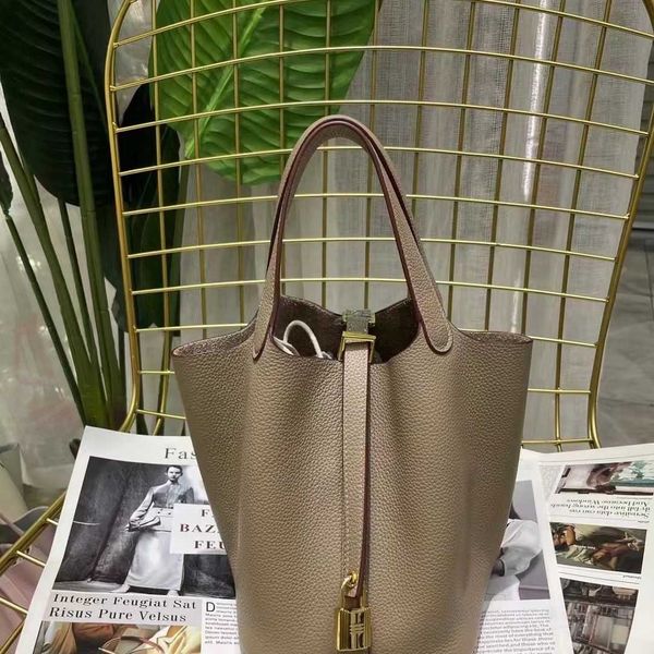original designer bags locks bag picotin h 2023 totes togo first fashion layer leather handbag basket women s 18cm bucket pmpg cvn b8nm
original designer bags locks bag picotin h 2023 totes togo first fashion layer leather handbag basket women s 18cm bucket pmpg cvn b8nm