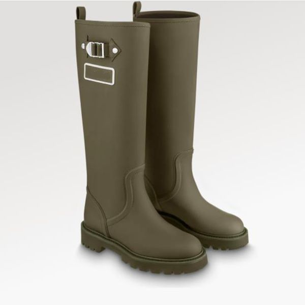 2022 explosion woman territory flat high boot rain boot rubber-effect calf leather engraved silver-tone buckle studs treaded rubber outsole, Black
2022 explosion woman territory flat high boot rain boot rubber-effect calf leather engraved silver-tone buckle studs treaded rubber outsole, Black