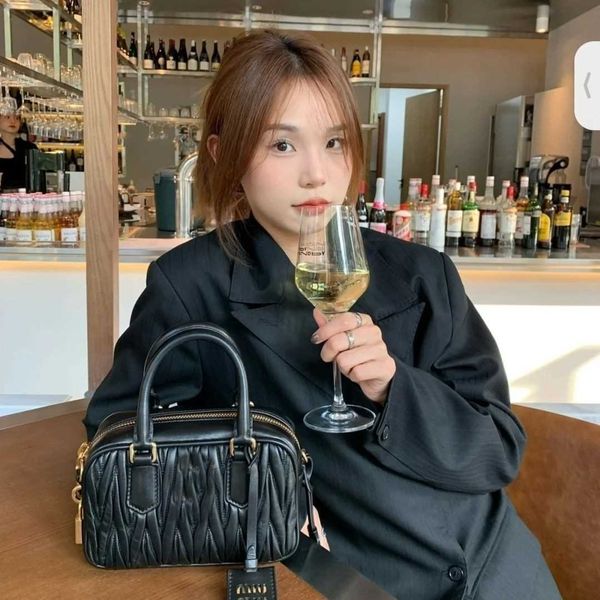 luxury designer women's handbags new miu boston pillow bags fashion pleated soft sheepskin cross shoulder bag factory direct sales og9n
luxury designer women's handbags new miu boston pillow bags fashion pleated soft sheepskin cross shoulder bag factory direct sales og9n