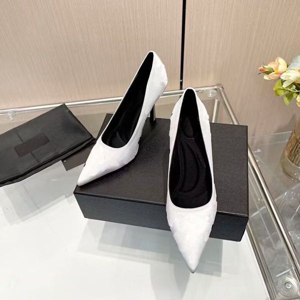 the latest women's shoes white black silk bottom pointed heel high fashion standard size 35-42
the latest women's shoes white black silk bottom pointed heel high fashion standard size 35-42
