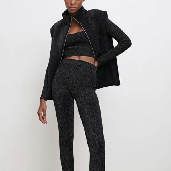 Single Spanish women's bright silk vest stand collar casual warm air layer women's vest, Black
Single Spanish women's bright silk vest stand collar casual warm air layer women's vest, Black