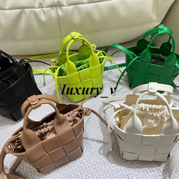 designer women bags cassette bag intreccio leather hobos luxury cross-body bag magnetic closure handbag zipped pocket totes
designer women bags cassette bag intreccio leather hobos luxury cross-body bag magnetic closure handbag zipped pocket totes