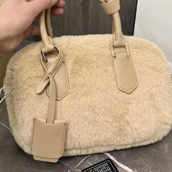 women's miu bag luxury designer handbags new fashion miu autumn/winter wool pillow bags sheepskin shoulder boston crossbody bag factory
women's miu bag luxury designer handbags new fashion miu autumn/winter wool pillow bags sheepskin shoulder boston crossbody bag factory