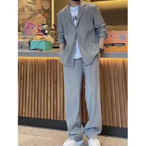 men's tracksuits ewsfv autumn men's vertical stripes pleated suit men's full sleeve notched suit wideleg long pants 2piece se, Gray
men's tracksuits ewsfv autumn men's vertical stripes pleated suit men's full sleeve notched suit wideleg long pants 2piece se, Gray