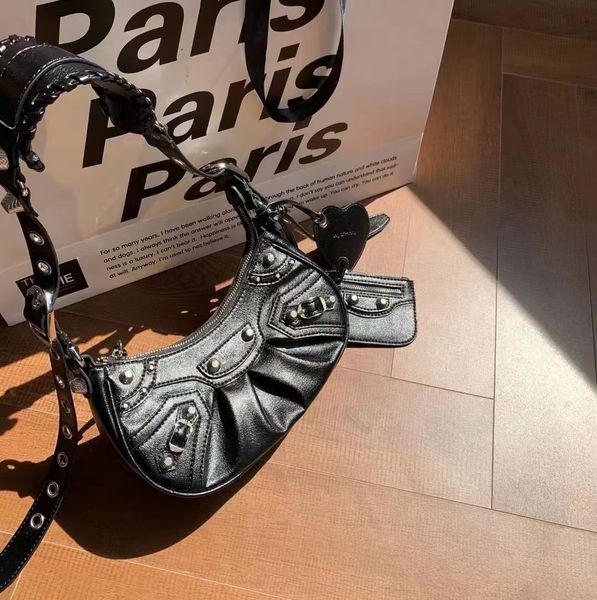 b bag classic le cagole shoulder bags luxurys designer half moon tote women's motorcycle bag crocodile embossed with mirror crossbody h
b bag classic le cagole shoulder bags luxurys designer half moon tote women's motorcycle bag crocodile embossed with mirror crossbody h