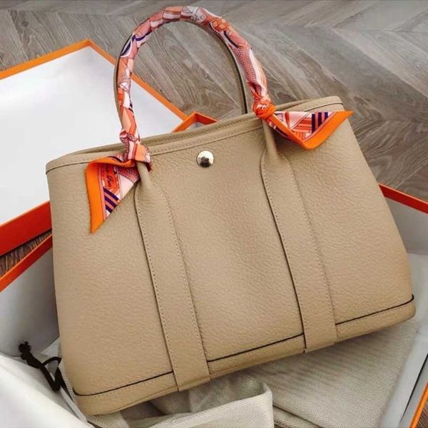 2022 spring and summer new lychee grain cow leather garden bag large capacity tote women's portable bucket garden paity party 30cm hand
2022 spring and summer new lychee grain cow leather garden bag large capacity tote women's portable bucket garden paity party 30cm hand
