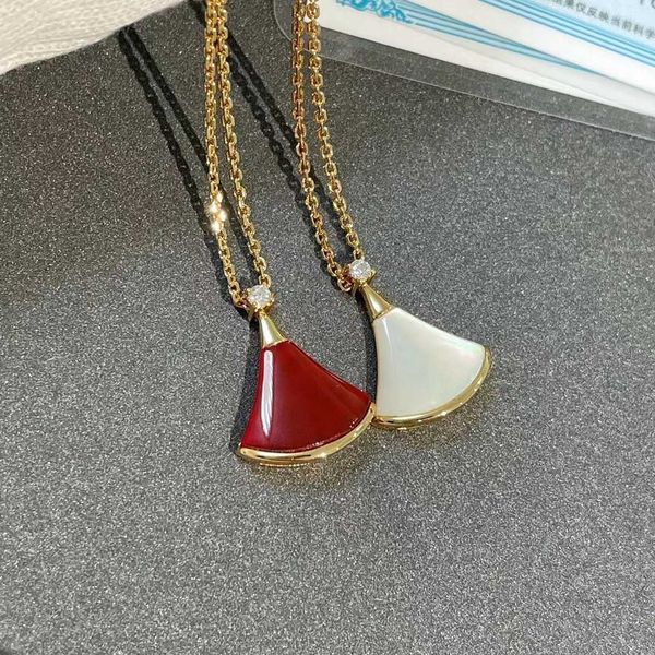 strands strings v skirt necklace women 18k rose gold inlaid with mozanne diamond red chalcedony white fritillaria small fan-shaped clavicle, Black
strands strings v skirt necklace women 18k rose gold inlaid with mozanne diamond red chalcedony white fritillaria small fan-shaped clavicle, Black