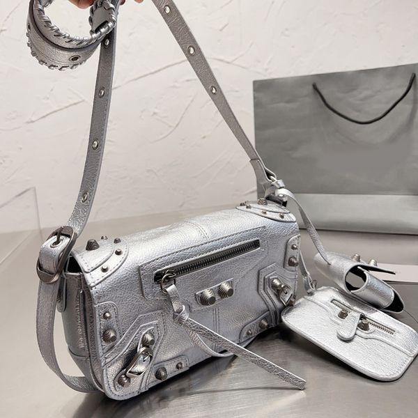 square flap bag fashion shoulder bags women crossbody purse silver metal decorate magnetic buckle handbags cell phone pocket removable leath
square flap bag fashion shoulder bags women crossbody purse silver metal decorate magnetic buckle handbags cell phone pocket removable leath