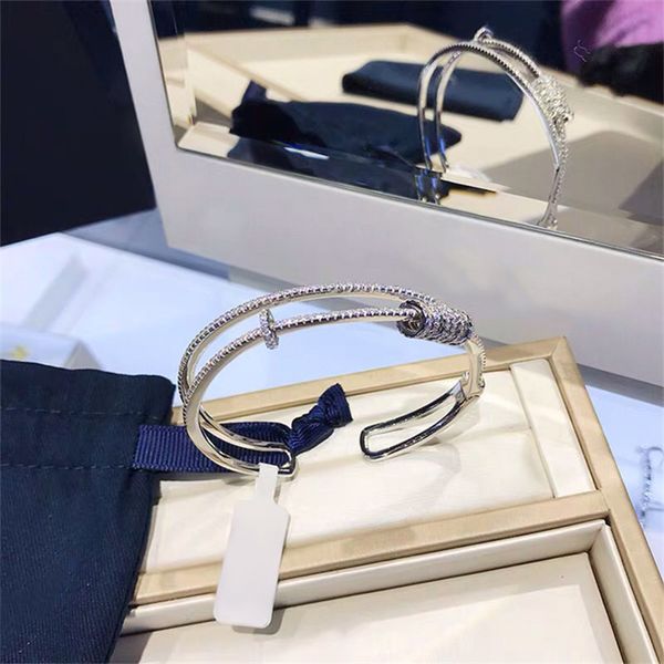 women earrings bracelets sets classic letters silver diamond pearl leaves earring designer fashion brand luxury bracelet
women earrings bracelets sets classic letters silver diamond pearl leaves earring designer fashion brand luxury bracelet