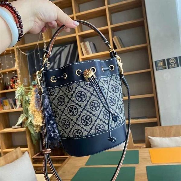 handbag designer torysburchs bags medium and small jacquard bucket same old flower large capacity single shoulder messenger tote bag
handbag designer torysburchs bags medium and small jacquard bucket same old flower large capacity single shoulder messenger tote bag