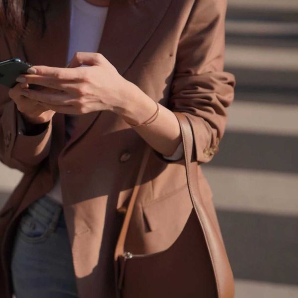 the row bag row bag the the half moon bag designed women in summer high-quality kendou leather one shoulder armpit with the same style
the row bag row bag the the half moon bag designed women in summer high-quality kendou leather one shoulder armpit with the same style